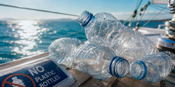Pourquoi l’eau en bouteille n’est pas la meilleure solution sur un bateau